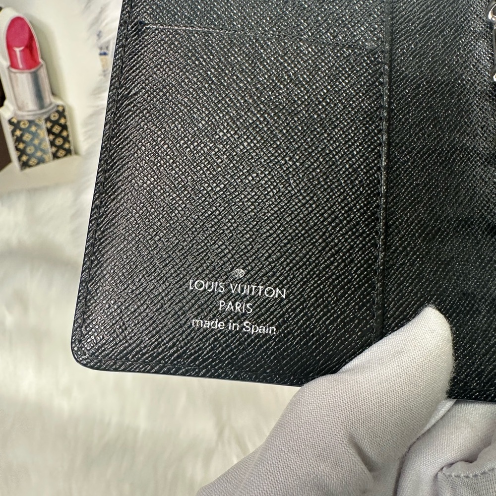 Louis Vuitton - Picture 12 of 17